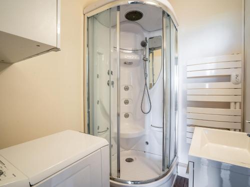 une douche en verre dans une salle de bain avec un lavabo dans l'établissement Apartment Le Quai aux Fleurs-5 by Interhome, au Grau-du-Roi