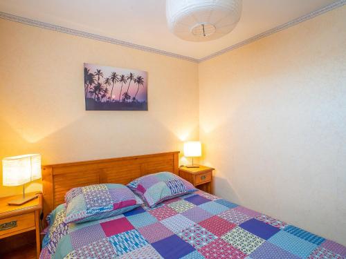 une chambre avec un lit avec deux tables de nuit et deux lampes dans l'établissement Apartment Hippocampe by Interhome, au Grau-du-Roi