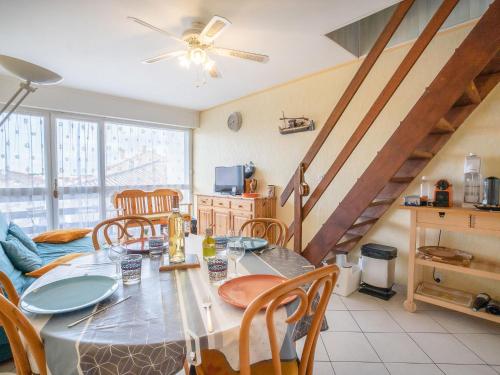 une cuisine et une salle à manger avec une table et des chaises dans l'établissement Apartment Hippocampe by Interhome, au Grau-du-Roi