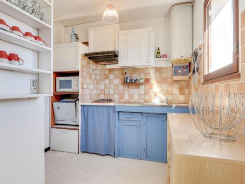 une cuisine avec des placards bleus et un comptoir bleu dans l'établissement Studio Le Mercure by Interhome, au Grau-du-Roi