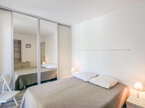 une chambre avec deux lits et un miroir dans l'établissement Apartment Le Poséidon by Interhome, à Cagnes-sur-Mer