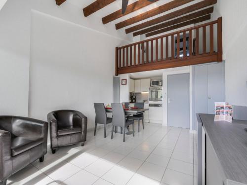 une cuisine et une salle à manger avec une table et des chaises dans l'établissement Apartment Camargue Village-4 by Interhome, au Grau-du-Roi