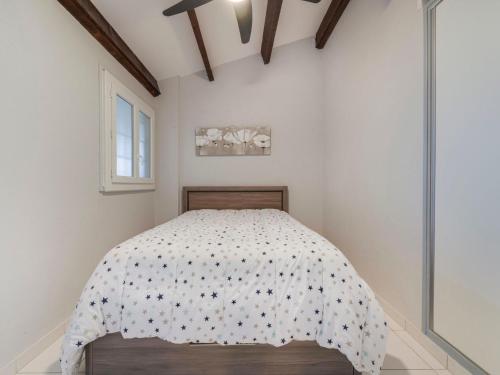 une chambre avec un lit et une fenêtre dans l'établissement Apartment Camargue Village-4 by Interhome, au Grau-du-Roi