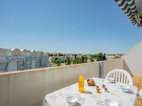 - une table sur le balcon avec vue sur la ville dans l'établissement Apartment Les Floralies II-11 by Interhome, au Grau-du-Roi