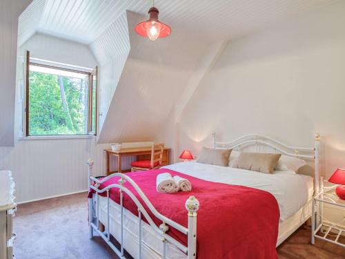 une chambre avec un lit avec deux animaux en peluche dessus dans l'établissement Holiday Home Coët A Tous by Interhome, à Carnac