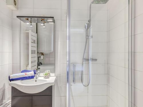 une salle de bain avec un lavabo et une douche dans l'établissement Apartment Les Jardins de Phebus by Interhome, à Fréjus