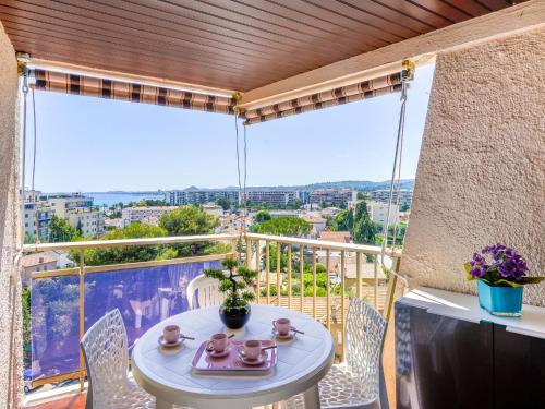 un balcon avec une table et des chaises et une vue dans l'établissement Studio Le Baccara by Interhome, à Cagnes-sur-Mer