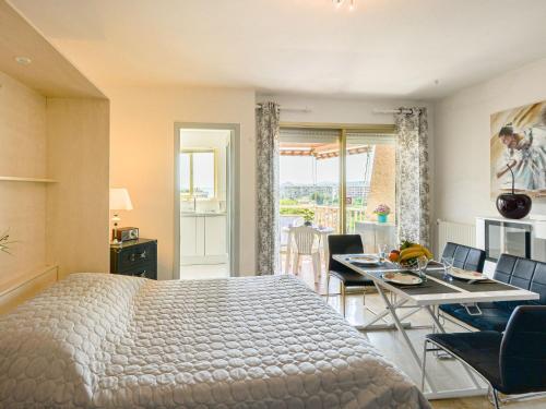 une chambre avec un lit, une table et des chaises dans l'établissement Studio Le Baccara by Interhome, à Cagnes-sur-Mer