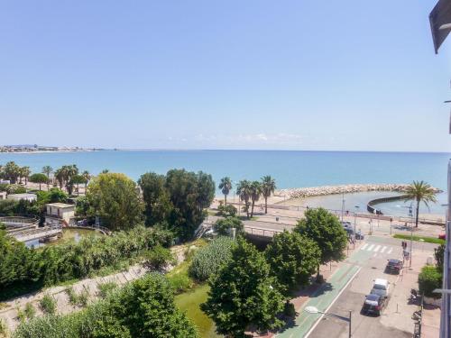 Blick auf den Strand und das Meer von einem Gebäude in der Unterkunft Studio Le Cagnes Beach-1 by Interhome in Cagnes-sur-Mer