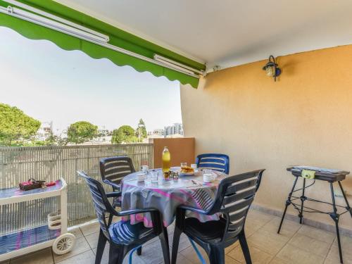 une table et des chaises sur un balcon avec vue dans l'établissement Apartment Les Rives du Lac-8 by Interhome, au Grau-du-Roi