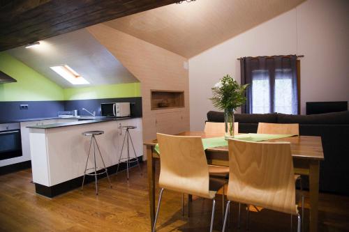 uma cozinha e sala de jantar com mesa e cadeiras em Casa La Lourdes em Ainet de Besan