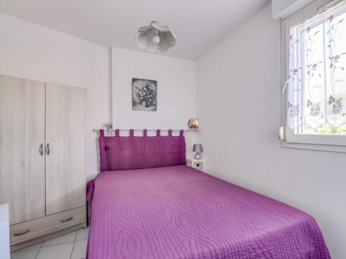 - une chambre blanche avec un lit violet dans l'établissement Apartment Les Rives du Lac-8 by Interhome, au Grau-du-Roi