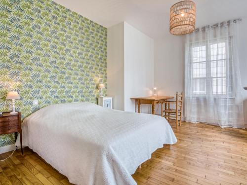 une chambre avec un lit blanc et une table dans l'établissement Apartment Le Monceau by Interhome, à Dinard