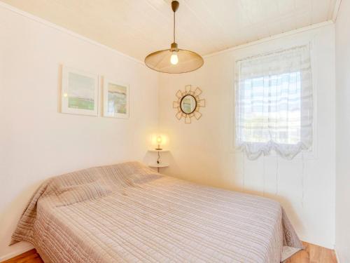 une chambre avec un lit et une horloge au mur dans l'établissement Apartment Les Portes de la Plage by Interhome, à Gruissan