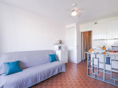 un salon avec un canapé et une cuisine dans l'établissement Studio Floralies I-6 by Interhome, au Grau-du-Roi