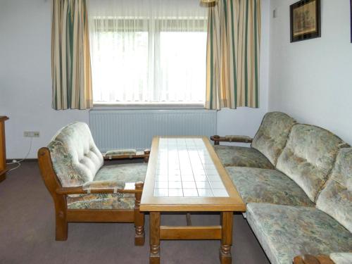 - un salon avec un canapé et une table dans l'établissement Apartment Am Hohen Bogen-43 by Interhome, à Arrach