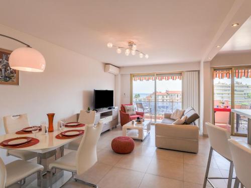 un salon avec une table et une salle à manger dans l'établissement Apartment Etoile de Mer by Interhome, à Cagnes-sur-Mer