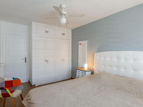 une chambre avec un lit et un ventilateur de plafond dans l'établissement Apartment Etoile de Mer by Interhome, à Cagnes-sur-Mer