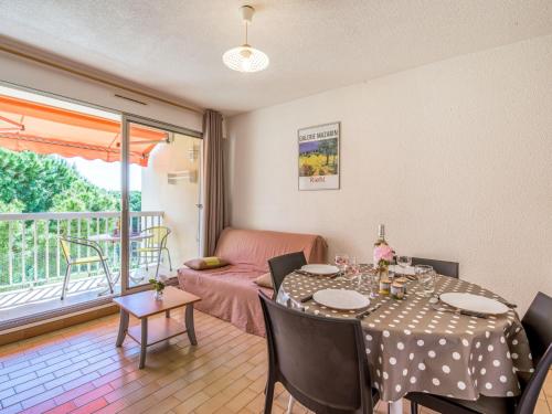 un salon avec une table et un canapé dans l'établissement Apartment Los Amigos-13 by Interhome, au Grau-du-Roi