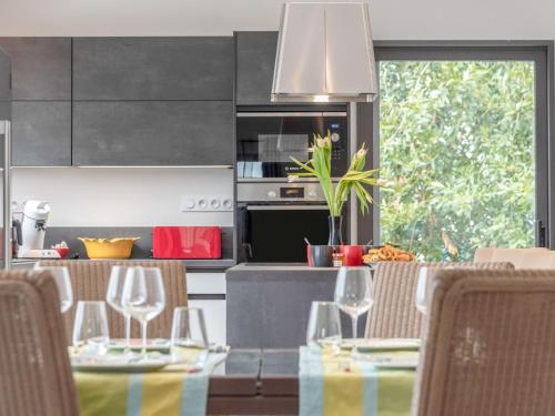 una cocina con una mesa con copas de vino. en Holiday Home L'allée Couverte by Interhome en La Trinité-sur-Mer