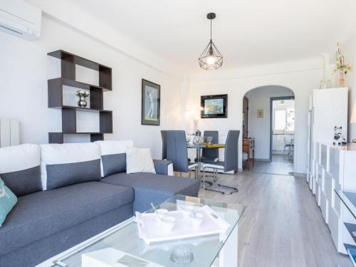 un salon avec un canapé et une table dans l'établissement Apartment L'Auteuil by Interhome, à Cagnes-sur-Mer