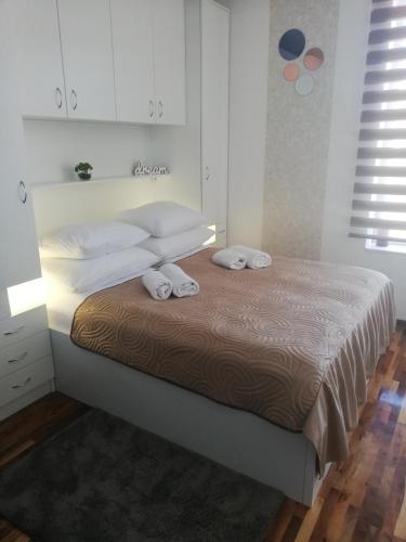 Ένα ή περισσότερα κρεβάτια σε δωμάτιο στο Lux apartmani Dunja Kopaonik Čardaci - WHITE