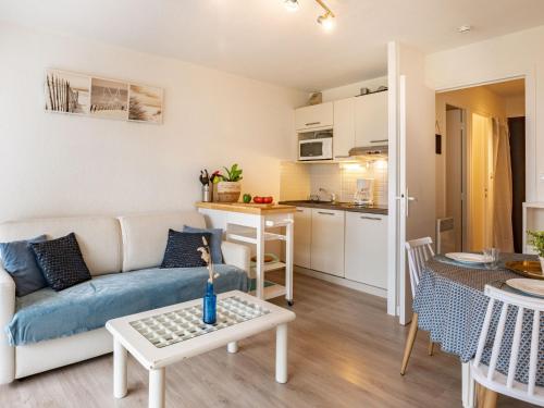 un salon avec un canapé et une table dans l'établissement Studio Océan-1 by Interhome, à Carnac