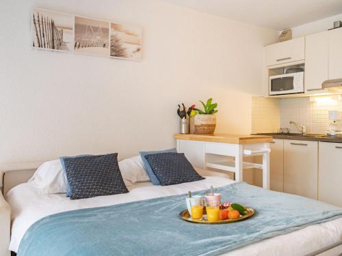 Cette chambre comprend un lit et un plateau de fruits. dans l'établissement Studio Océan-1 by Interhome, à Carnac