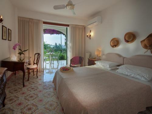 Postel nebo postele na pokoji v ubytování Semiramis Hotel De Charme & Pools