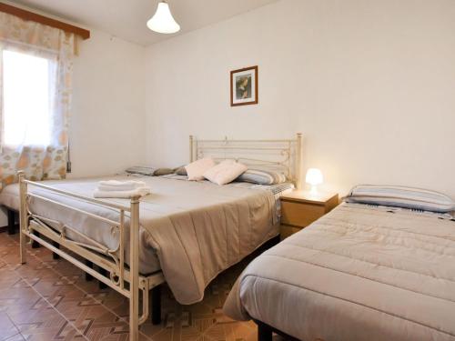 1 Schlafzimmer mit 2 Betten und einem Fenster in der Unterkunft Apartment Casa Armida-3 by Interhome in Rosolina Mare