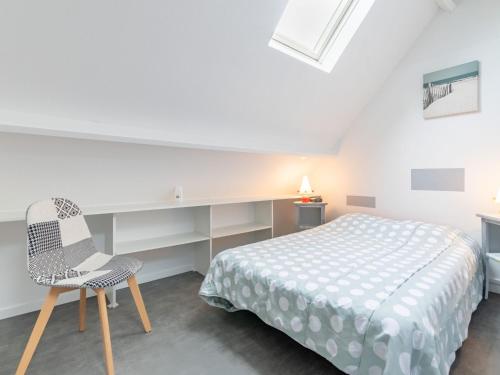 une chambre blanche avec un lit et une chaise dans l'établissement Apartment Belle vue Mer et Piscine by Interhome, à Damgan
