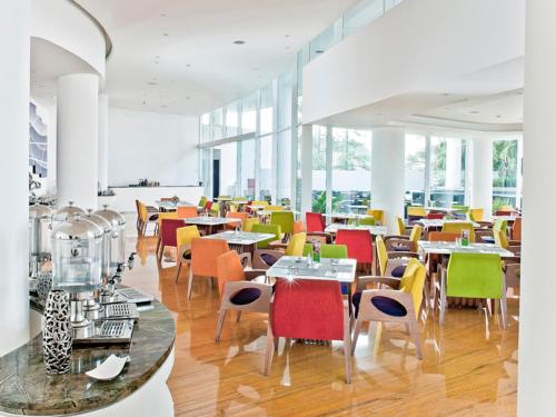 A restaurant or other place to eat at Sensa Hotel Bandung