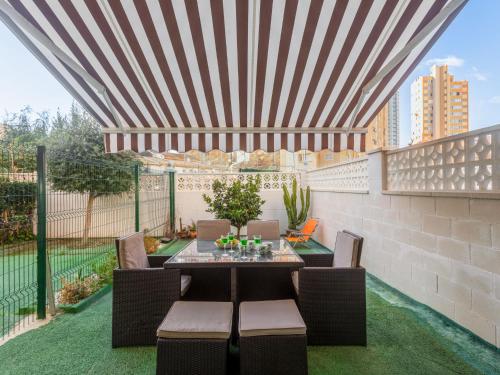 taras ze stołem i krzesłami na balkonie w obiekcie Apartment Rinconada Real-3 by Interhome w mieście Benidorm