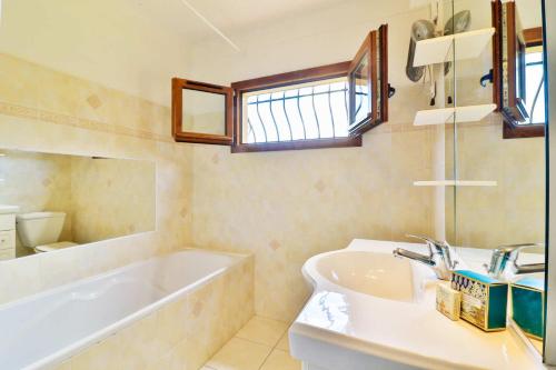 a bathroom with a tub and a sink and a bath tub at LOCATIONS-06 La Maison de Noelie garden floor in Le Bar-sur-Loup