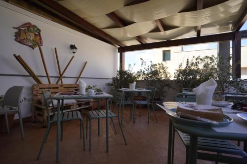 restauracja ze stołami i krzesłami oraz sufitem w obiekcie B&B Bivona w mieście Mazara del Vallo