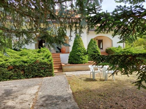 una casa con mesa y sillas en el patio en Villa Angela Santa Maria del Molise en Santa Maria del Molise