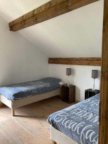 - une chambre avec 2 lits et 2 lampes sur les tables dans l'établissement La Cour de La Fleunie 1, à La Machome