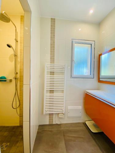 La salle de bains est pourvue d'une douche et d'une fenêtre. dans l'établissement Villa vue mer 4 chambres, à Olmeto