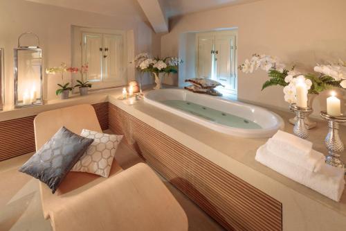 Gambar di galeri bagi LOSE THE WORLD. FIND YOURSELF. VILLA DUEMANI, 8 BEDROOMS, PANORAMIC POOL & SPA di Capannori