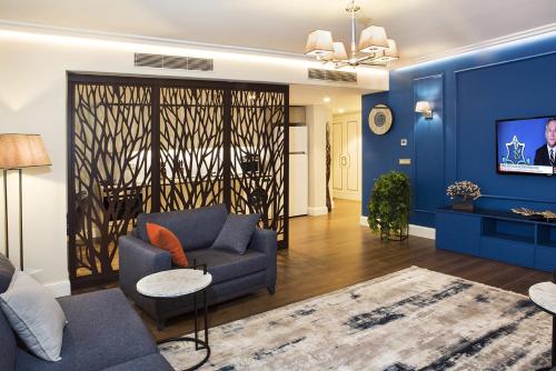 a living room with blue walls and a blue couch at Garlon Residence in Istanbul