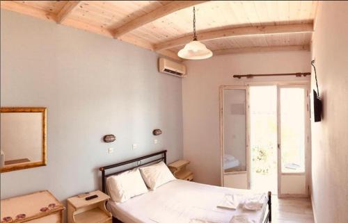 - une chambre avec un lit, un miroir et une fenêtre dans l'établissement Barbaressa, à Tolón