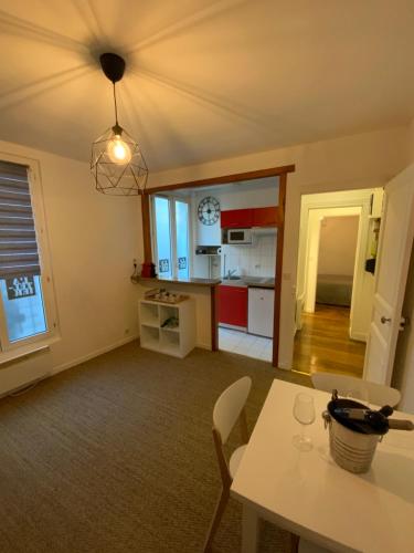 un salon avec une table et une cuisine dans l'établissement Quartier bas Montreuil à 3minutes du métro, à Montreuil