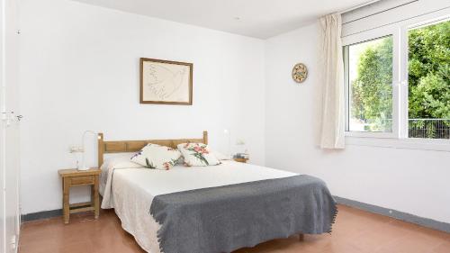 リャフランにある1Pand1 - Llafrancの白いベッドルーム(ベッド1台、窓付)