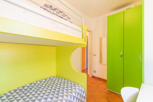 Habitación con literas y paredes de color verde y amarillo en Sinner House, en Valledoria
