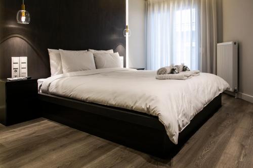 ein Schlafzimmer mit einem großen Bett mit ausgestopftem Tier darauf in der Unterkunft The Lux2 a gorgeous apartment in Thessaloniki