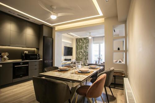 eine Küche und ein Esszimmer mit einem Tisch und Stühlen in der Unterkunft The Lux2 a gorgeous apartment in Thessaloniki