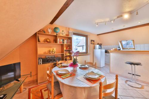 une salle à manger avec une table et une cuisine dans l'établissement Location Elfe, à Stosswihr