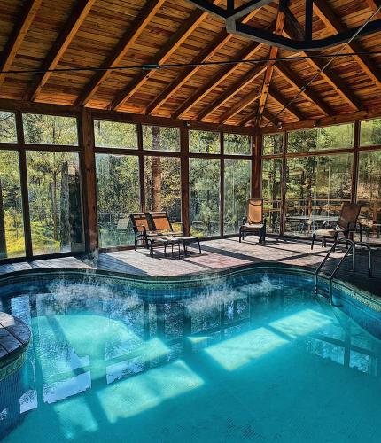 una gran piscina en una casa con techo en Quinta Los Azufres, en Los Azufres