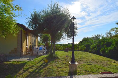 a house with a street light in the yard at Villa Manu in Lapedona