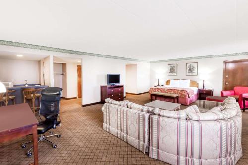 Gallery image of Ramada by Wyndham Lansing Hotel & Conference Center in Lansing